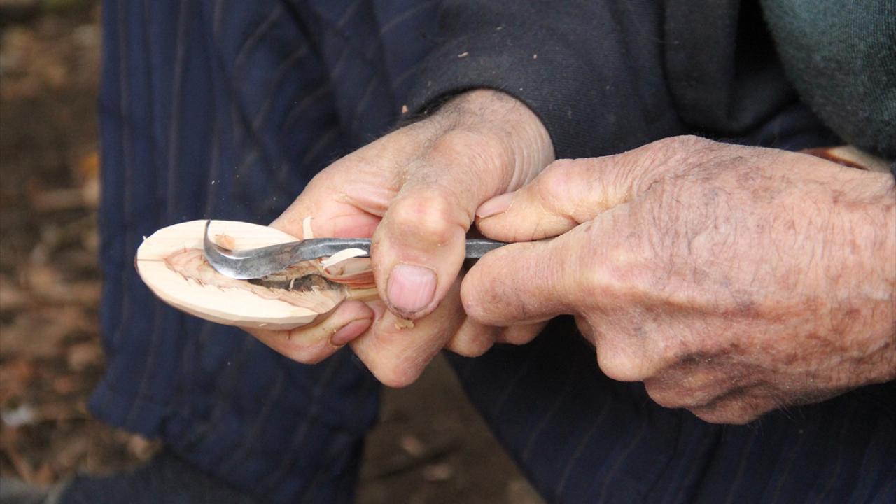 Bölgede "Ahmet emmi" olarak tanınan Eden, yaptığı açıklamada, 16 yaşındayken birlikte hayvan otlatmaya gittiği dayısından tahta kaşık yapmayı öğrendiğini anlattı.