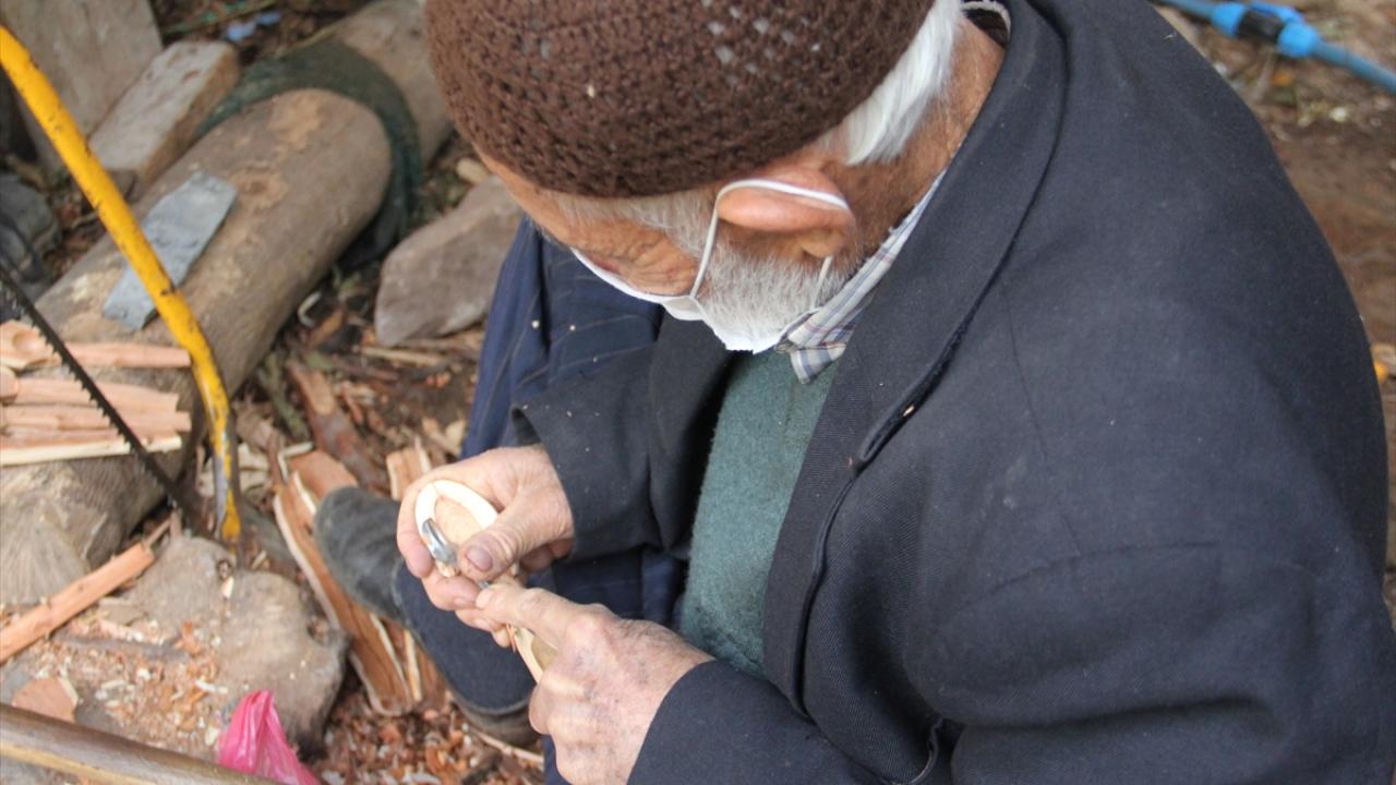 Amanos Dağları`ndan çam, çınar, ardıç ve gürgen gibi ağaçların parçalarını kullanarak kaşığa şekil verdiğini anlatan Eden, bunun yapımının çok ince ve meşakkatli bir iş olduğunu söyledi.