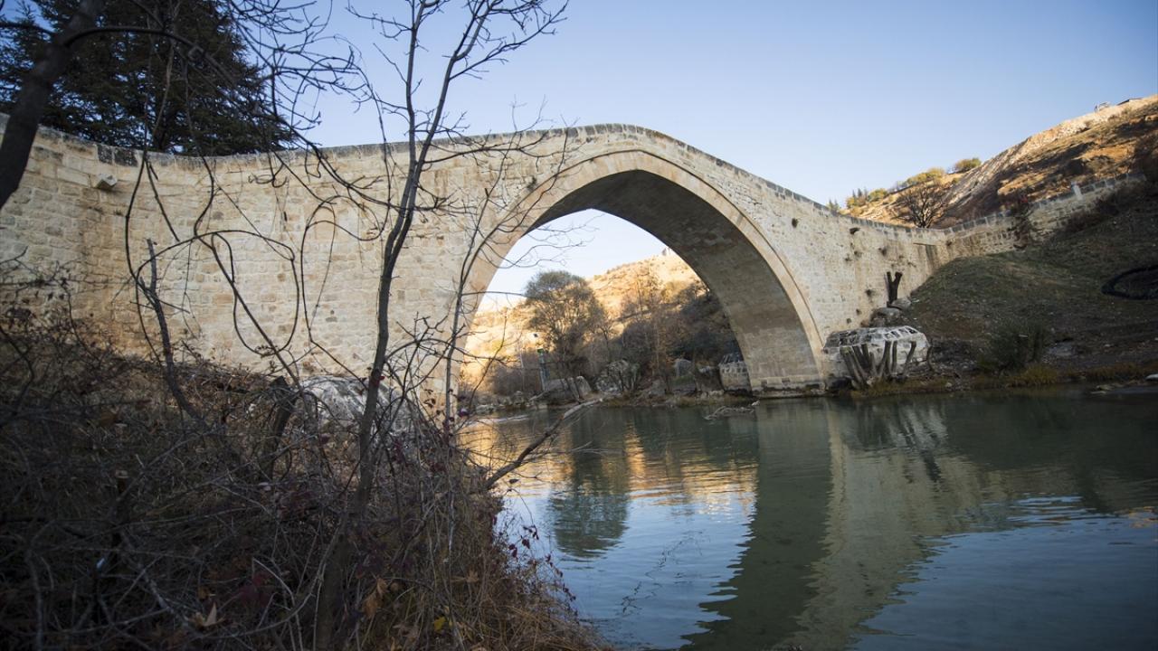 Yusuf Ziya Paşa tarafından 1807 yılında yaptırılan Osmanlı eseri Tağar Köprüsü, tek sivri kemer, yan duvarlar, dolgu malzemesi ve üst tarafında bulunan korkuluklardan oluşuyor.