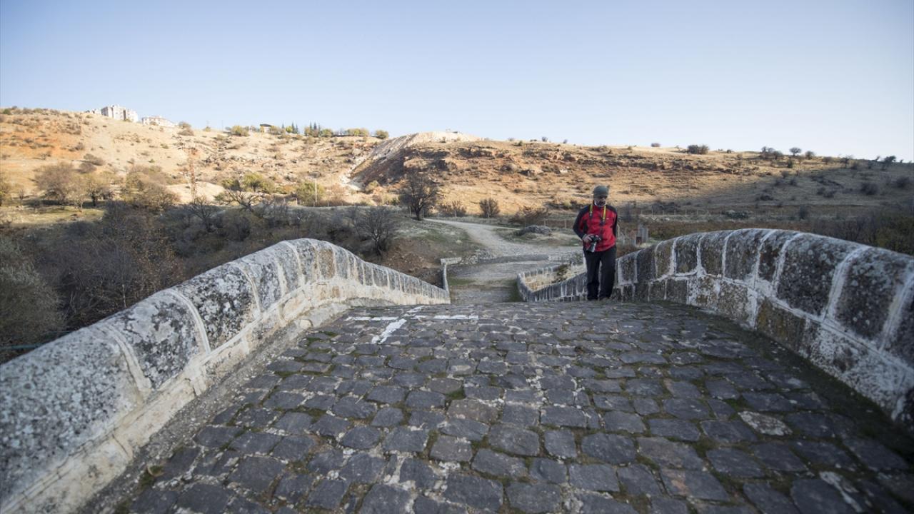Her mevsim farklı güzelliğe bürünen Tağar Köprüsü ve çevresinde kartpostallık manzaralar oluşuyor.