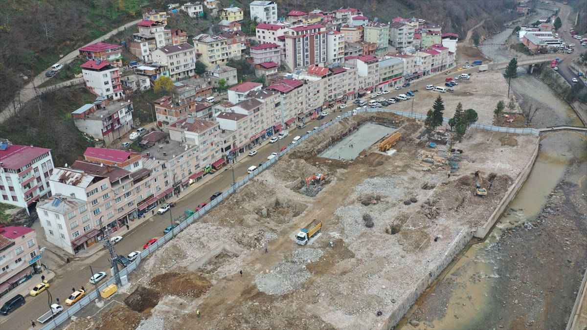 Altyapı çalışmalarının ardından temel kazıları ve betonlama çalışmaları devam eden ilçe merkezi inşaatının Haziran 2021`de tamamlanması planlanıyor. 