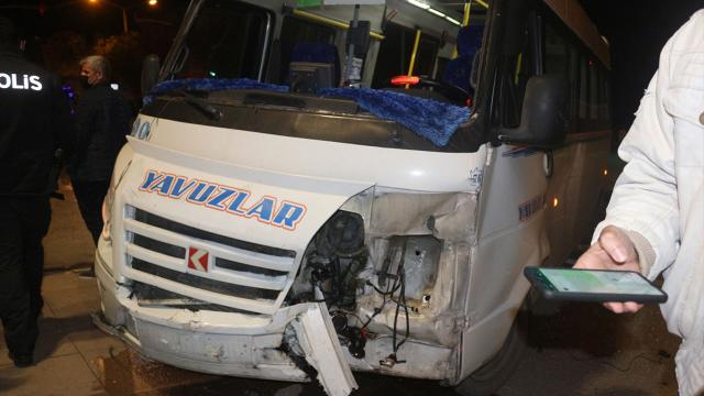 Adanada dolmuşla otomobil çarpıştı: 4 yaralı