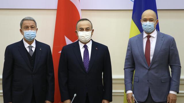 Bakan Akar ve Çavuşoğlu, Ukrayna Başbakanı Şmıgal ile görüştü