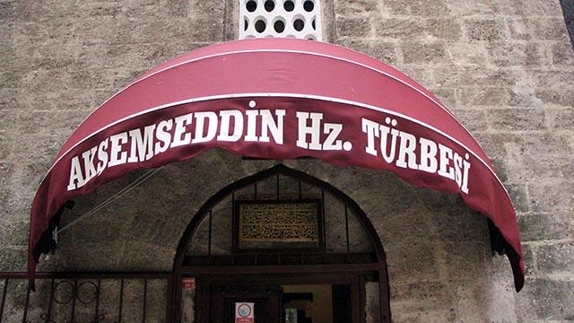 Türbeye Fransız tarzı tente takılmasına tepki