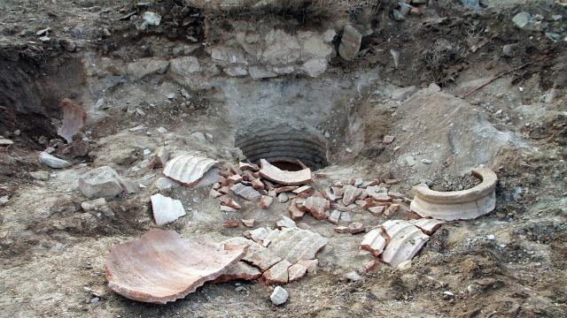 Kaçak kazıda 1800 yıllık küpü parçaladılar