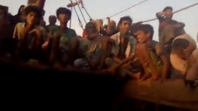 Arakanlıları taşıyan teknedeki şiddetin görüntüleri ortaya çıktı