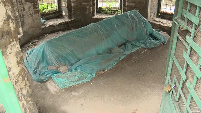 Tarihi türbe bakımsızlıktan harabeye döndü