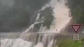 Avustralya'da su seviyesi yükselen şelale otoyola aktı