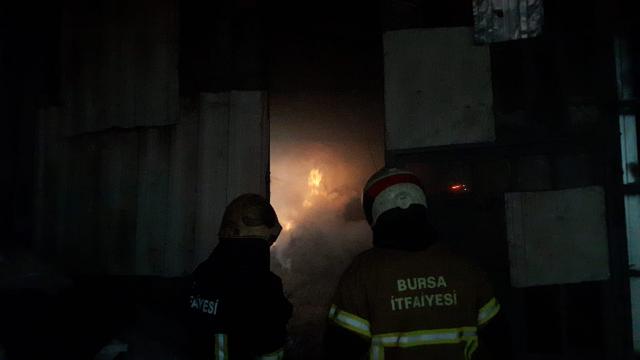 Bursada büyükbaş hayvan çiftliğinde yangın
