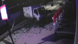 Freni boşalan otobüs park halindeki araçlara çarptı