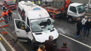 Diyarbakır'da yolcu minibüsü alt geçide yuvarlandı: 7 yaralı