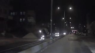 Kum yığınına çarpan araç takla attı: 1 yaralı