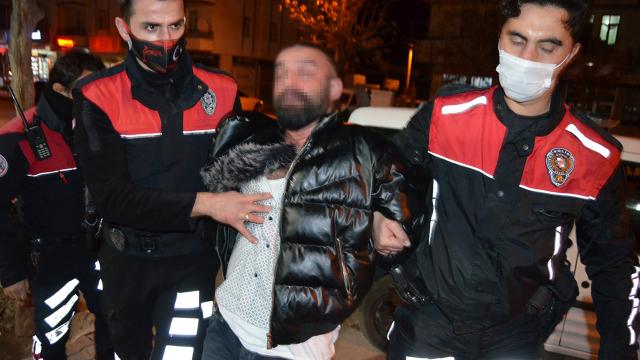 Maske takmamak için direnen kişi gözaltına alındı