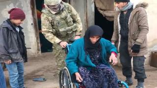 Mehmetçik'ten yaşlı kadına yardım eli