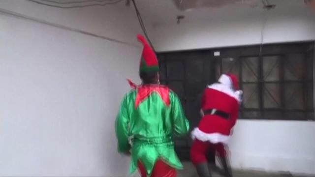 Uyuşturucu satıcısını Noel Baba kostümüyle yakaladı