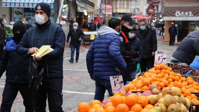 Önünde kuyruk oluşan seyyar satıcılara ceza