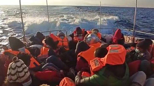 Türk kara sularına itilen 27 sığınmacı kurtarıldı