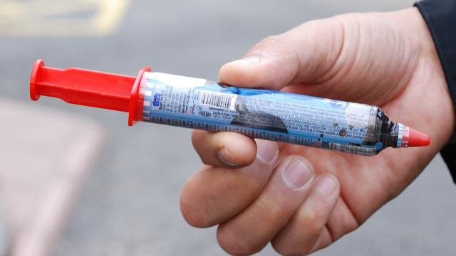 Şırınga çikolatadan bir çocuğun ölümüne ilişkin 2 kişi tutuklandı