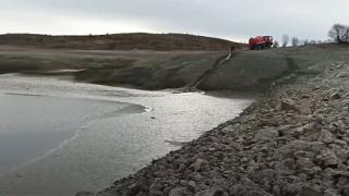 'Balıklar ölmesin' diye gölete tankerlerle su taşınıyor