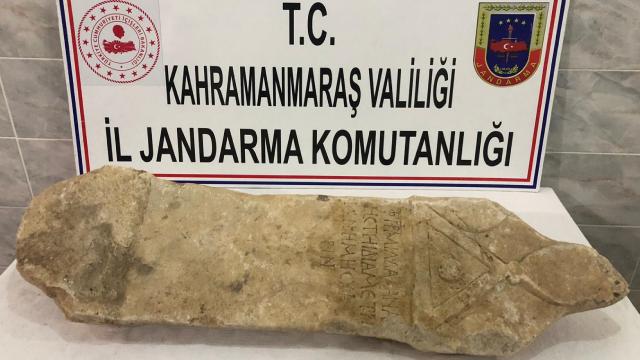2 bin yıllık mezar taşını satmaya götürürken yakalandı