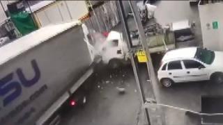 7 otomobile çarpan tırdan son anda kurtuldular