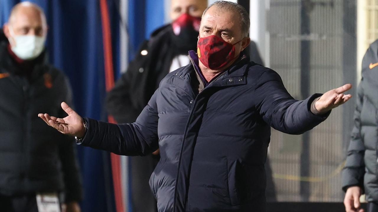 Fatih Terim`e kırmızı kart