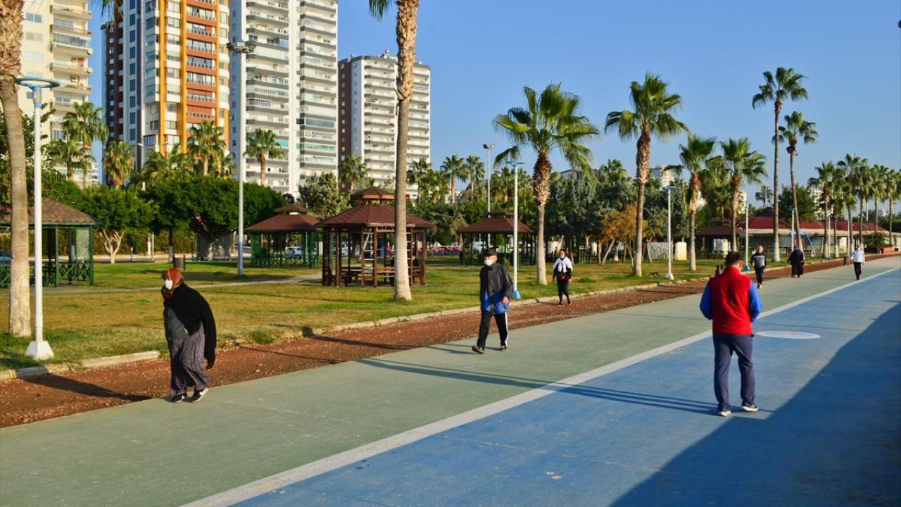 Aralık ayında sıcak havanın keyfini çıkaran vatandaşlar maske takıp, sosyal mesafe kurallarına uygun hareket ediyor.