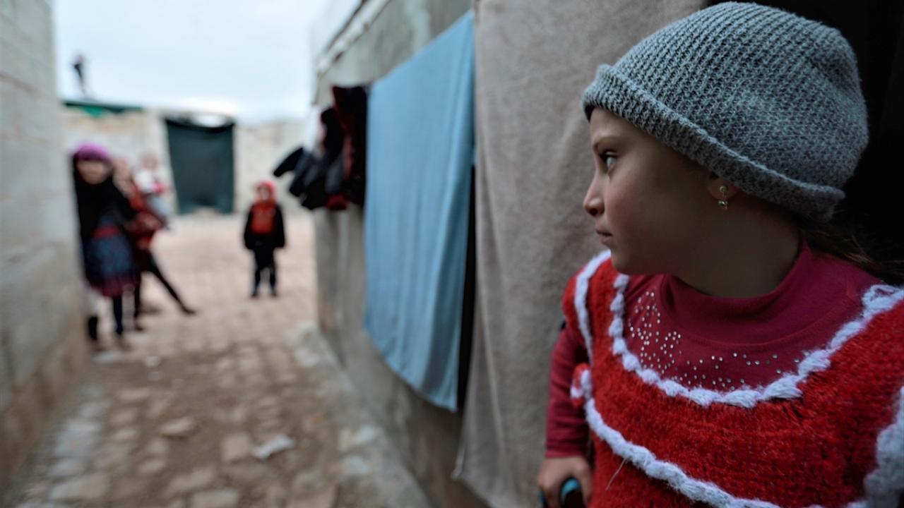 2017 yılında Halepli ailenin yaşadıkları eve bombanın isabet etmesi sonucu Esra`nın sol bacağı koparken, küçük kızın halası ve 2 kuzeni olay yerinde can verdi.