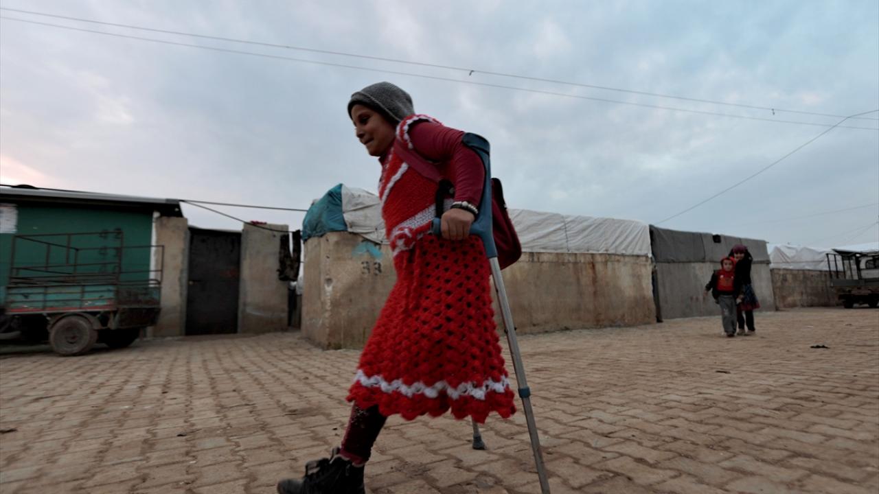 Olaydan kısa süre sonra İdlib`i terk etmek zorunda kalan Halepli aile, muhaliflerin kontrolündeki Azez ilçesindeki bir çadırkente yerleşerek, geride bıraktıkları acıları unutmaya çalışıyor.