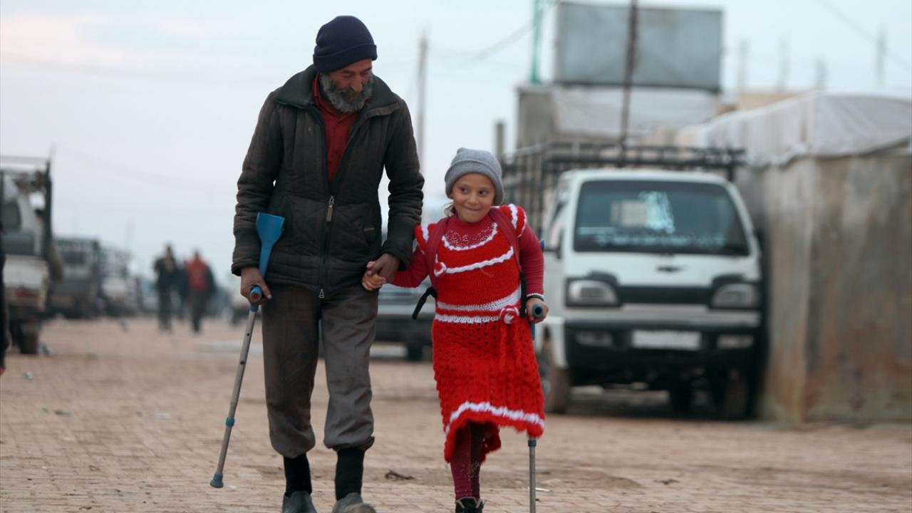 Protez yardımı bekleyen acılı baba, Esra`nın koltuk değneklerinden bağımsız, mutluluğa adım atacağı günün hayalini kuruyor.