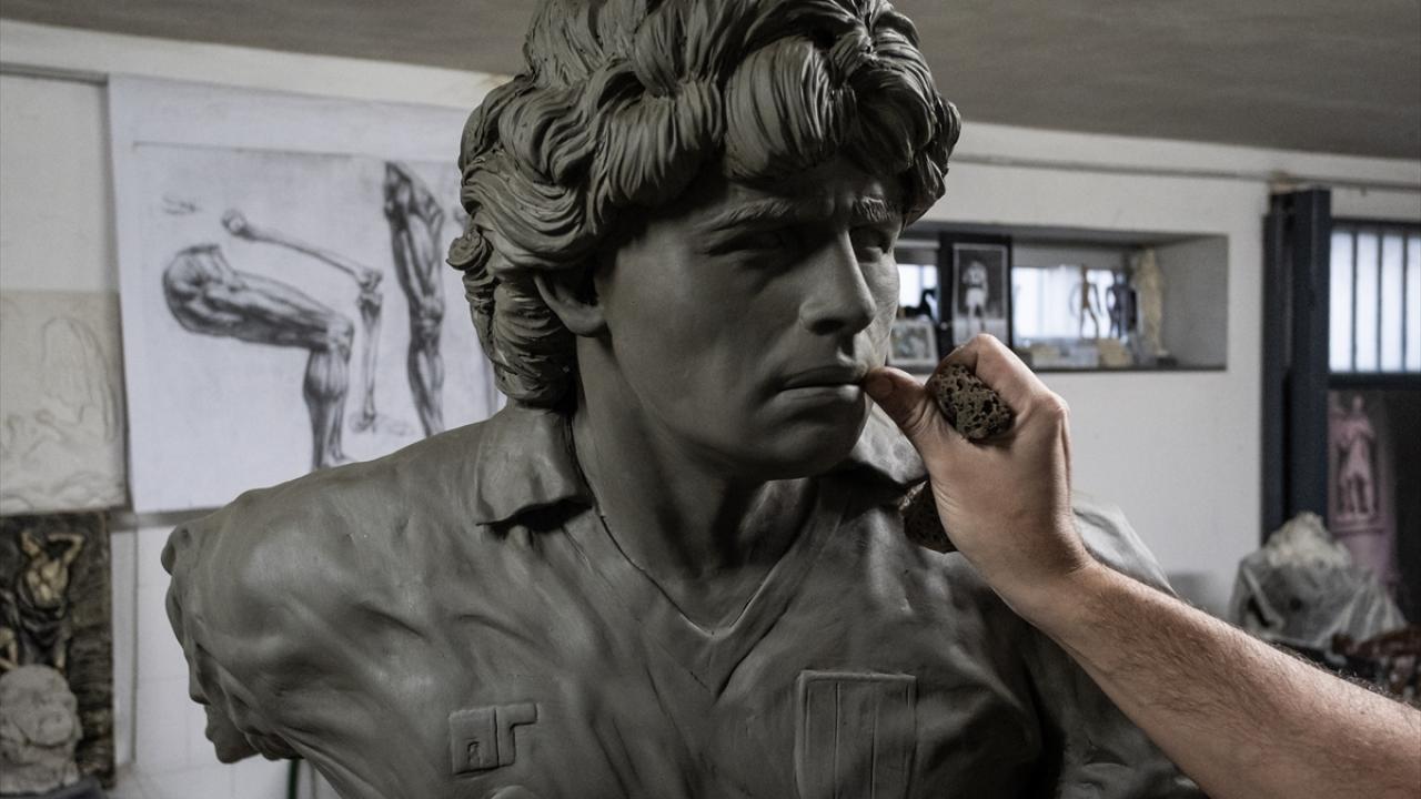 Sepe, Napoli`deki atölyesinde heykel üzerinde çalışırken görülüyor.