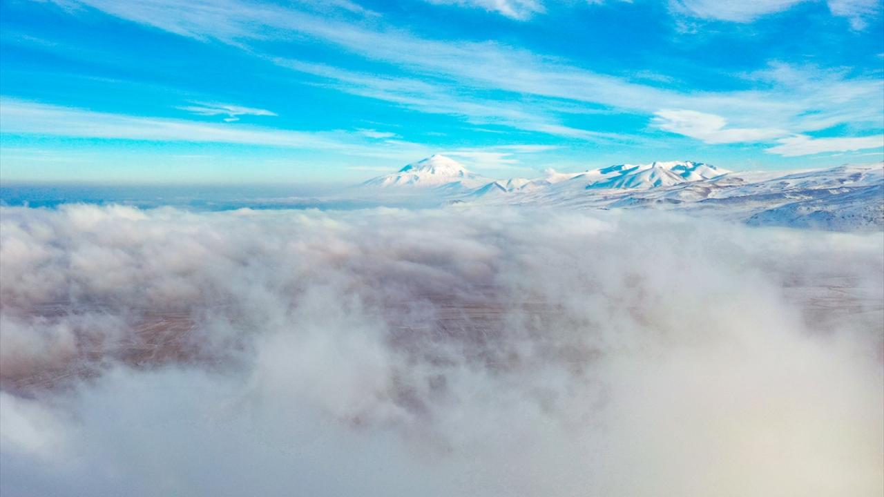 Sis denizini andıran manzaraların oluştuğu karlı dağlar ile yüksek kesimli köylerin manzaraları nefes kesti. 
