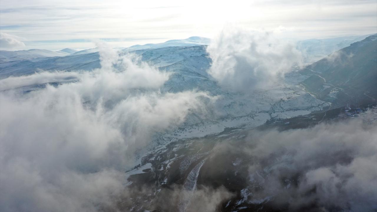Sisin bölgeye çökme anı da havadan drone ile hızlandırılmış çekim tekniğiyle görüntülendi.