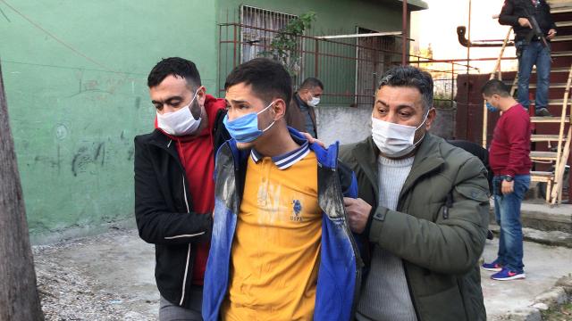 Adanada polise silah çeken 4 şüpheli gözaltına alındı