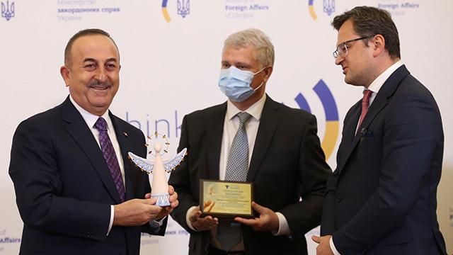 Ukrayna Hayırseverler Derneğinden Bakan Çavuşoğluna "İyilik Meleği" ödülü
