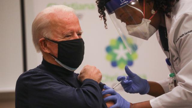 Biden canlı yayında koronavirüs aşısı oldu