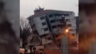 Bursa'da 46 yıllık emniyet binası böyle yıkıldı