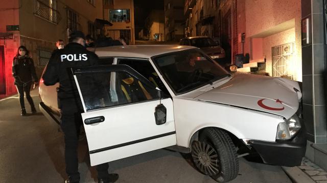 Polisten kaçan sürücü otomobiliyle evin duvarına çarptı