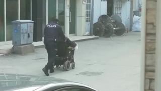 Bursa'da engelli kişiye polisten yardım eli