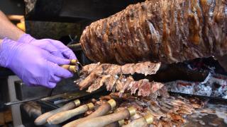 Cağ kebapçıları siparişlere yetişebilmek için yoğun mesaide