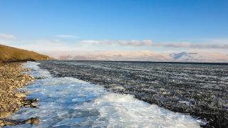 Buz kütleleri sahile vurdu, kristal göle dönüştü