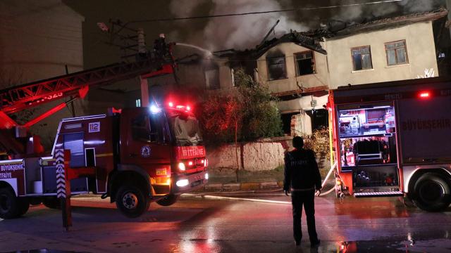 Denizlide iki katlı metruk binada yangın