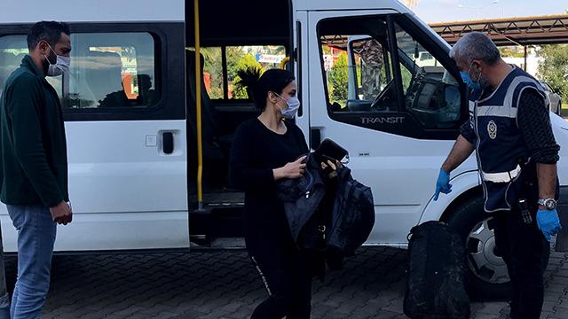 Durdurulan minibüsten 17 düzensiz göçmen çıktı