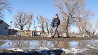 Sırtladığı tahtasıyla ev ev gezerek öğrencilere ders anlatıyor