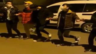 Kısıtlama saatlerinde sokakta müzik açıp halay çektiler