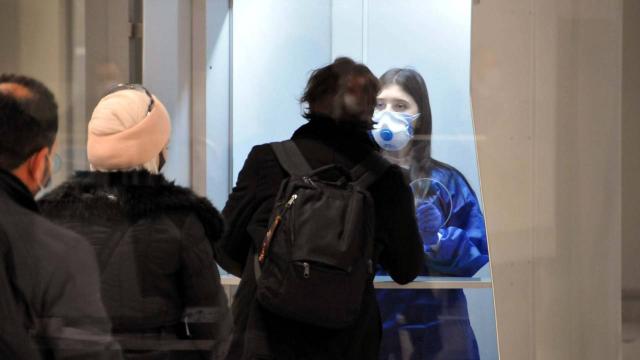İngiltereden İstanbula gelen yolculara test yapıldı