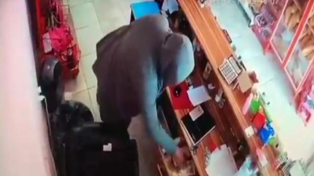 700 lira çaldığı marketin kasasına 5 lira bıraktı