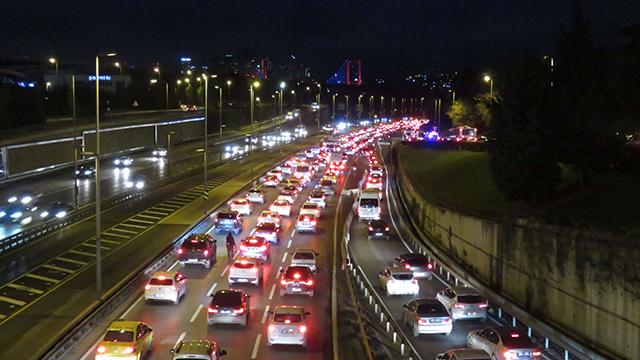 Kısıtlamanın ardından İstanbulda trafik yoğunluğu
