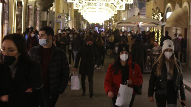 İtalyada son 24 saatte 445 kişi COVID-19dan hayatını kaybetti