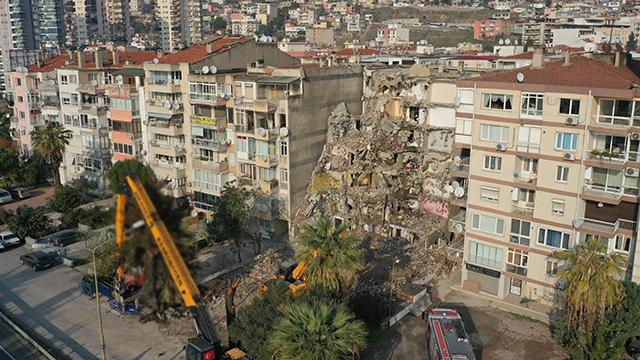 İzmirde yan yatan binanın yıkımına başlandı